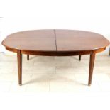 Großer Auszieh-Tisch, England, 19. Jh., Mahagoni, schlichte Form mit sich verjüngendenBeinen,