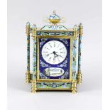 Cloisonné-Uhr mit weißem Emaillezifferblatt auf blauem Emaillehintergrund, facettiertesGlas, an