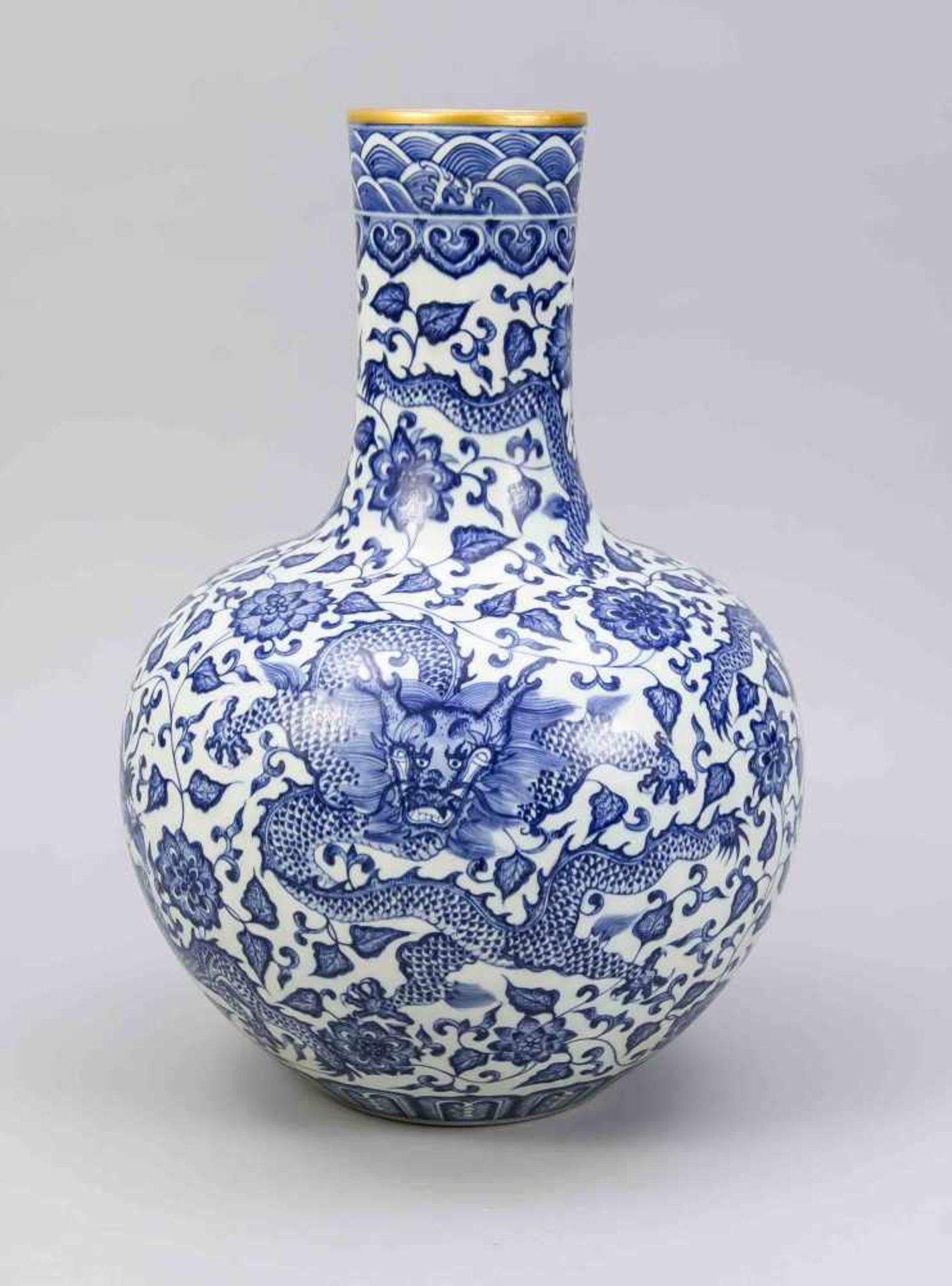 Tianqiuping Drachenvase, China, Mitte 20. Jh. Umlaufender, kobaltblauer "9 Drachen-Dekor"mit