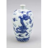 Meiping Drachenvase, China, 2. H. 20. Jh. Umlaufender, kobaltblauer Dekor mit zweiDrachen, Flammen