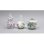 2 Vasen und ein kleiner Ingwertopf, China, 20. Jh. 1 x Famille-Rose Flaschenvase mitInsekten (H.