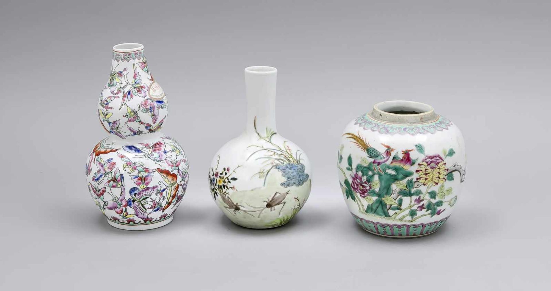 2 Vasen und ein kleiner Ingwertopf, China, 20. Jh. 1 x Famille-Rose Flaschenvase mitInsekten (H.