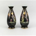 Paar Vasen, England, 20. Jh., Japonismus-Dekor mit Geisha und Mädchen auf schwarzem Fond,