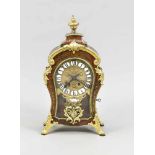 Boulle-Uhr mit reicher vergoldeter Verzierung, 2. H. 19. Jh., florale Einlegearbeiten aufrotem