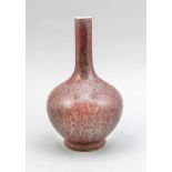 Flaschenvase mit Peachbloom-Glasur, China, wohl 19. Jh. Bauchiger Korpus auf zylindrischemStandring,