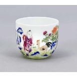 Famille-Rose-Tasse, China, 20. Jh. Umlaufender Dekor mit einem einen Hahn fütterndenJungen in