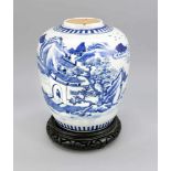 Große Blau-Weiße Vase, China, 1. V. 20. Jh., geschulterte Form. Kobaltblauer,