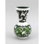Peking-Glas-Vase, China, 2. H. 20. Jh. Grünes, transparentes und weißes opakes Glas. Derbauchige