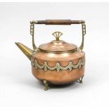 Jugendstil-Teekanne, um 1900. Runder Kupfer- und Messingkorpus mit appliziertemGirlandenornament auf