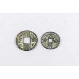 2 alte Bronzemünzen, China. Jeweils mit quadratischer Aussparung im Zentrum, jeweils eineSeite mit 4