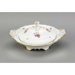 Ovale Deckelterrine, Meissen, Marke 1850-1924, 1. W., Form Neubrandenstein, seitlicheHandhaben in