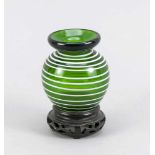 Peking-Glas Wassergefäß, China, 1. H. 20. Jh. Grünes Glas mit aufgesetztem Spiral-Dekor inWeiß.