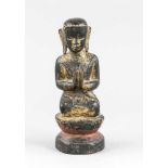 Kleiner Buddha, Thailand, wohl um 1900. Holz mit schwarzem Lacküberzug undVergoldungsresten. Im