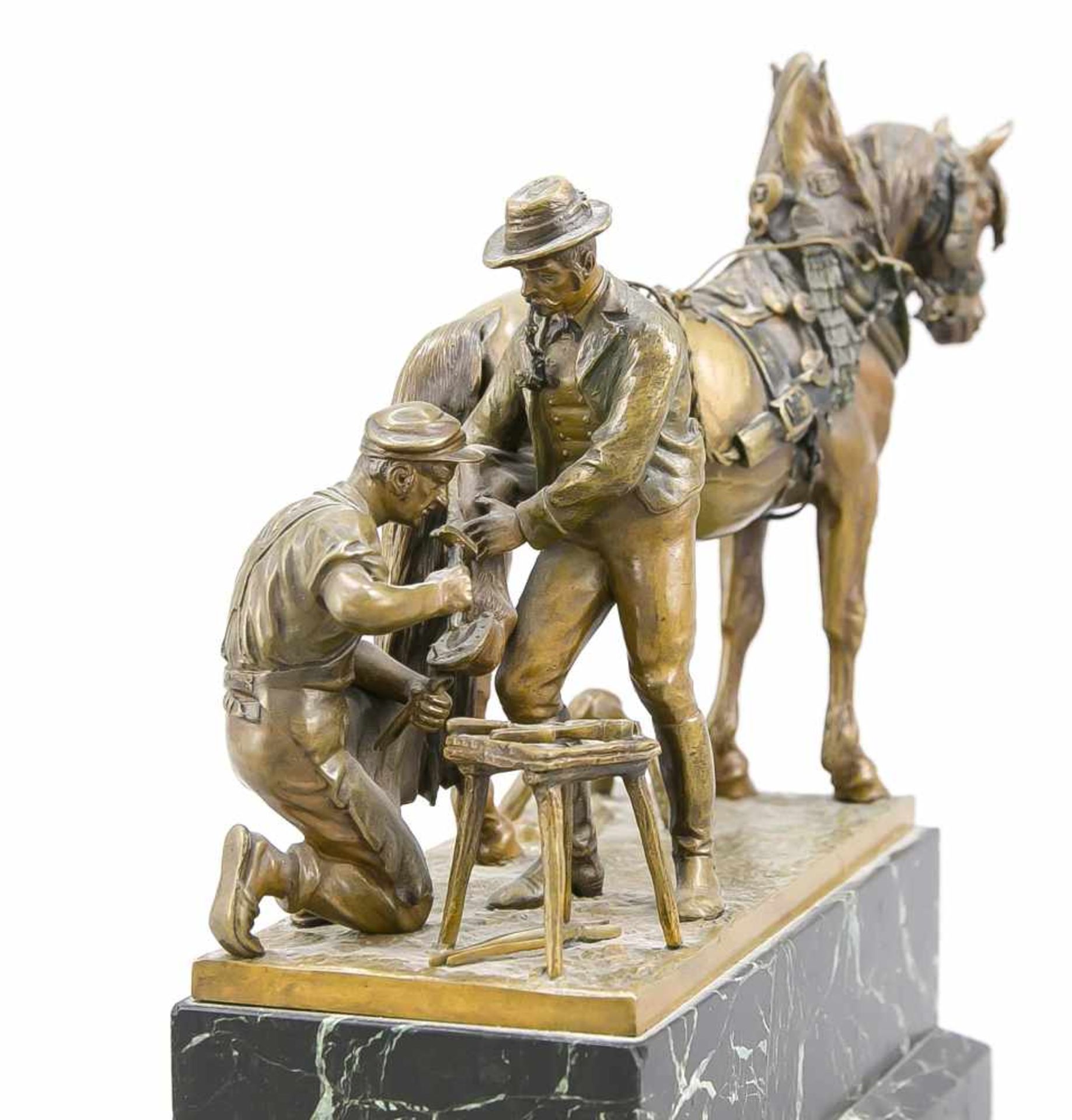 Carl Kauba (1865-1922), Wiener Bildhauer, Bronzegruppe "Beim Hufschmied", grünbraunpatinierte - Bild 2 aus 2