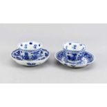 2 Tassen mit Untertassen, China, 18. Jh. (Kangxi), alle dekoriert in Kobaltblau mitüberwiegend
