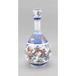 Doucai Drachen-Vase, China, (Kangxi Nian Zhi) 1900-1910. Flaschenvase auf zylindrischemFußring,