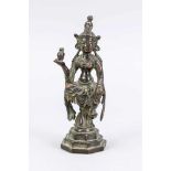 Water-Moon-Guanyin, China, 1. V. 19. Jh. Bronze mit dunkler Patina. Auf einen oktagonalen,