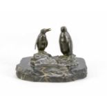 Tierbildhauer um 1920, zwei Pinguine auf Terrainplinthe über Marmorstand, patinierteBronze,