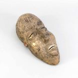 Maske mit ausgeprägter Stirn, Westafrika. Holz, partiell mit Farbresten, Kaolin-weißeZähne, lange