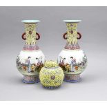 Paar Famille-Rose Vasen, China, 21. Jh., Flaschenvasen auf erhöhten Fußringen,Trompetenhals mit