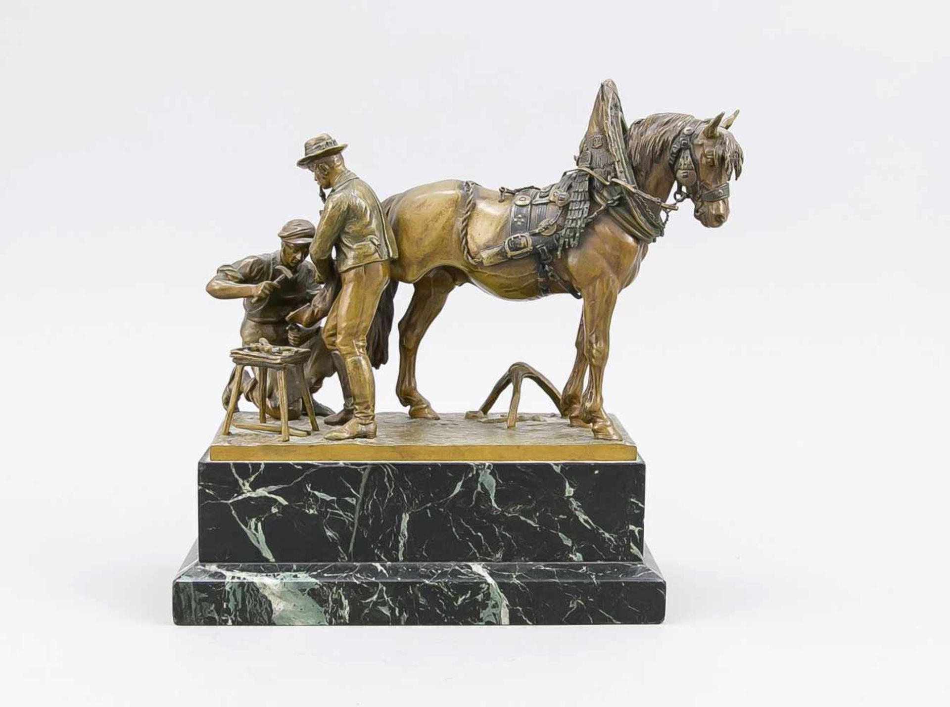 Carl Kauba (1865-1922), Wiener Bildhauer, Bronzegruppe "Beim Hufschmied", grünbraunpatinierte