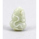 Jade-Pendentif/Handschmeichler, China. Mitte 20. Jh., seladonfarbene Jade. Teilweisedurchbrochen