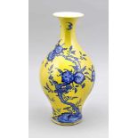 Gelbgrundige Vase mit 9-Pfirsiche-Dekor, China, 20. Jh. Bauchige Form mit leichteingezogenem Hals