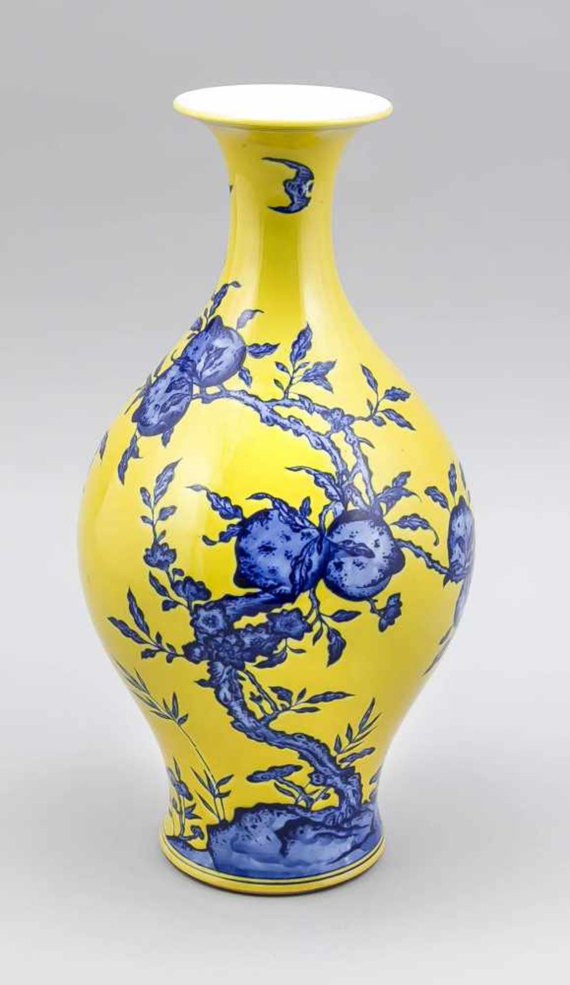 Gelbgrundige Vase mit 9-Pfirsiche-Dekor, China, 20. Jh. Bauchige Form mit leichteingezogenem Hals