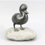Ente auf einem Stein, braun patinierter Metallguss auf echtem Stein, 2. H. 20. Jh., H. 30cmDuck on a