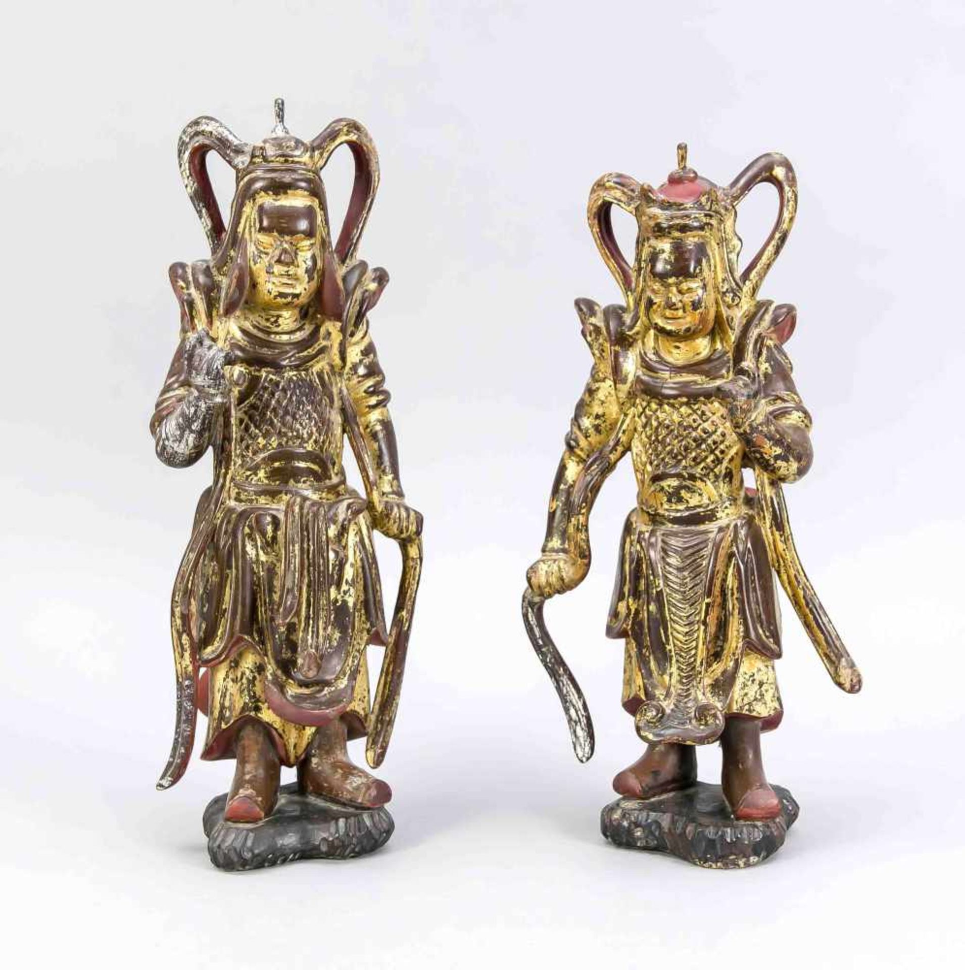 Paar Wächterfiguren, China, wohl 19. Jh. Auf einen kleinen naturalistischen Sockelgestellt. Holz