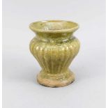Steinzeug-Vase, China, Yuan-Zeit oder etwas später. Balusterform mit profiliertem Sockel,gerippter