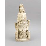 Blanc-de-Chine Guanyin, China, um 1900 oder früher? Creme-weiße Glasur mit Craquelé. DemKind auf dem