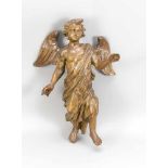 Schwebeengel des 18. Jh., vollplastische Figur aus ehemals gefasstem, abgelaugten Holz,ein Flügel,