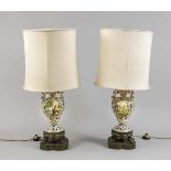 Paar Vasen-Lampen, um 1900, vierpassiger Metallsockel mit durchbr. gearb. Galerie, daraufein von 4