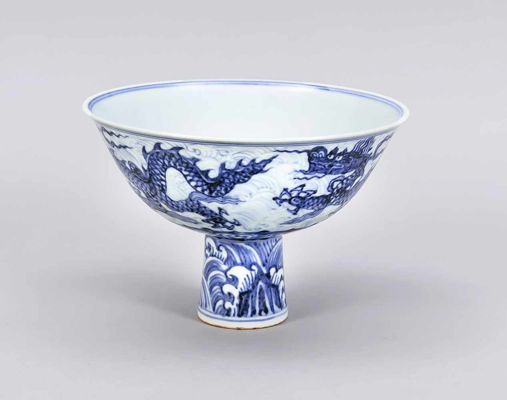 Drachen-Fußschale, China, 19. Jh.? Dekor in Kobaltblau, im Spiegel mit einem Drachen vorstilisierten