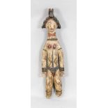 Stehende weibliche Figur der Ibibio, Nigeria, Westafrika. Holz, weiß gefasst undstellenweise