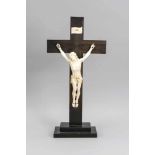 Holzkruzifix mit Elfenbein-Christus, 19. Jh., streng-geometrische Kreuzform aufzweistufigem