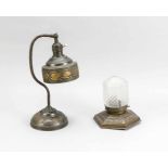 2 Lampen, um 1900. 1x kleine Plafoniere mit hexagonalem Diffusor aus geätztem undgeschliffenen Glas.