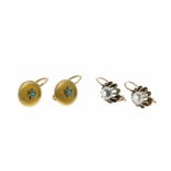 2 Ohrring-Paare Gold,mit rund fac. weißen Edelsteinen 5,7 mm, L. 16 mm und mitTürkis-Cabochons 2 mm,
