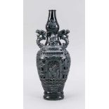 Monochrome Vase mit Durchbruch-Dekor, China, 20. Jh. Leicht gedrückte Form mit seitlichangesetzten