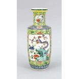 Gelbgrundige Famille-Rose Rouleau-Vase, China, 19. Jh., Korpus unterteilt in 2 großeReserven mit