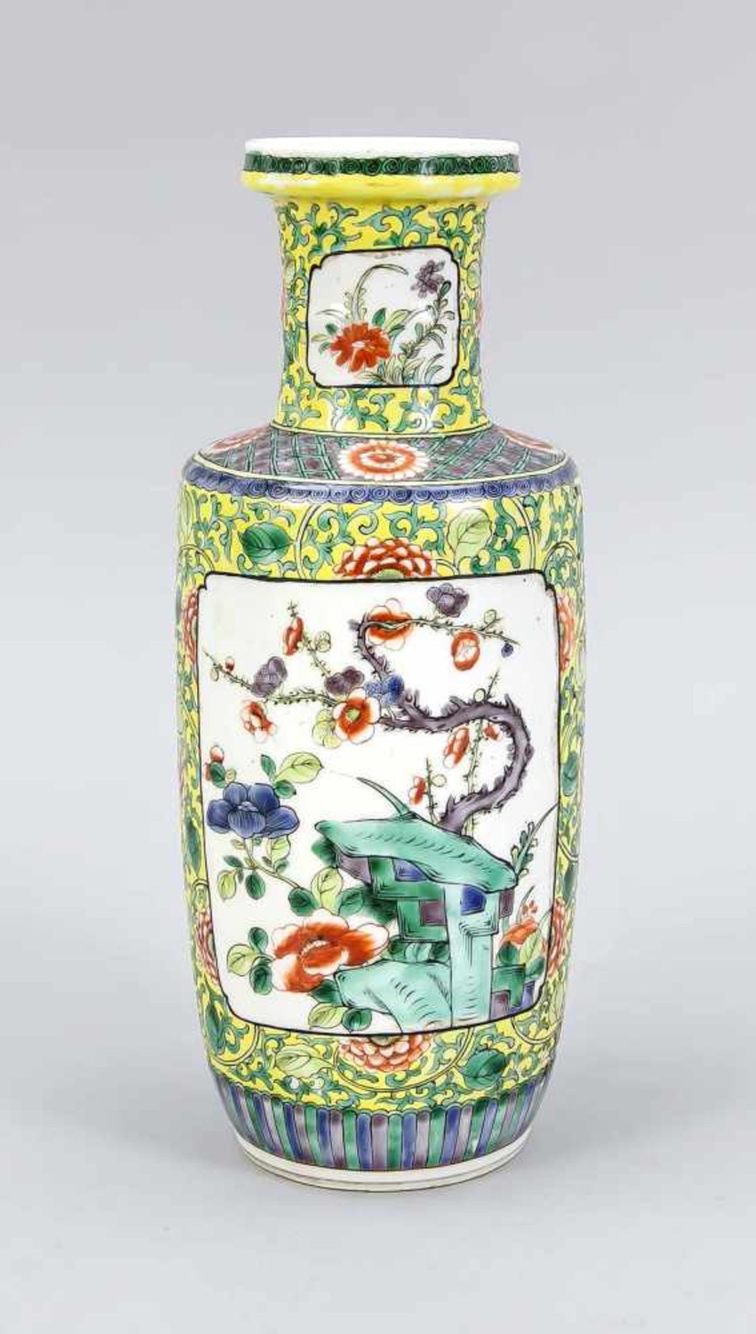 Gelbgrundige Famille-Rose Rouleau-Vase, China, 19. Jh., Korpus unterteilt in 2 großeReserven mit