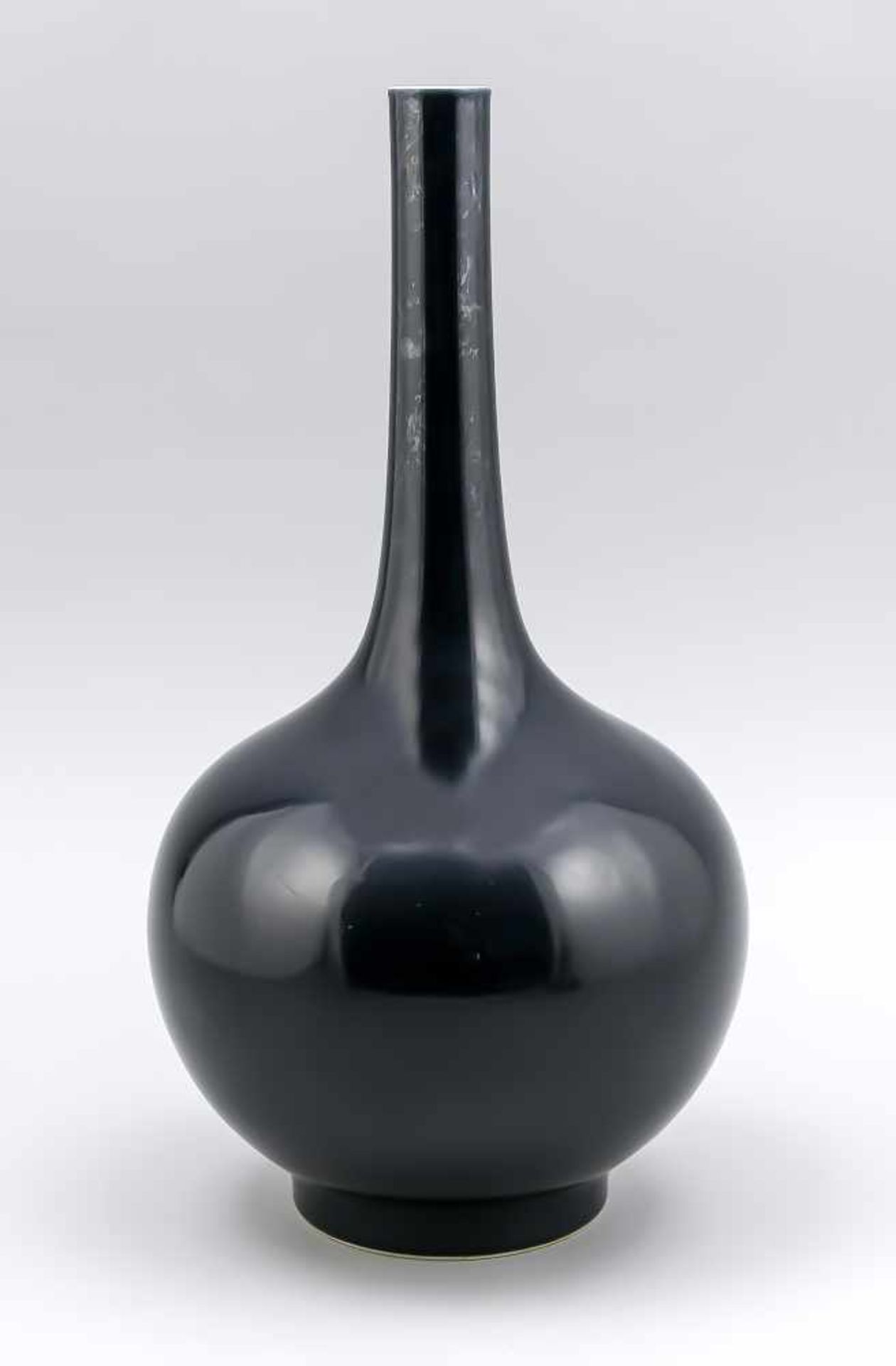 Monochrome Flaschenvase, China, 20. Jh.? Bauchiger Korpus auf zylindrischem Fußring,dunkelblaue