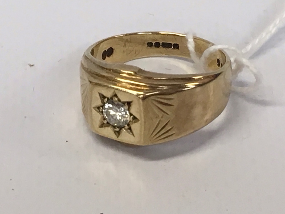 A GENTS 9CT GOLD AND DIAMOND RING, THE C - Image 2 of 3