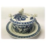 A LOWESTOFT CIRCULAR BUTTER DISH WITH CO