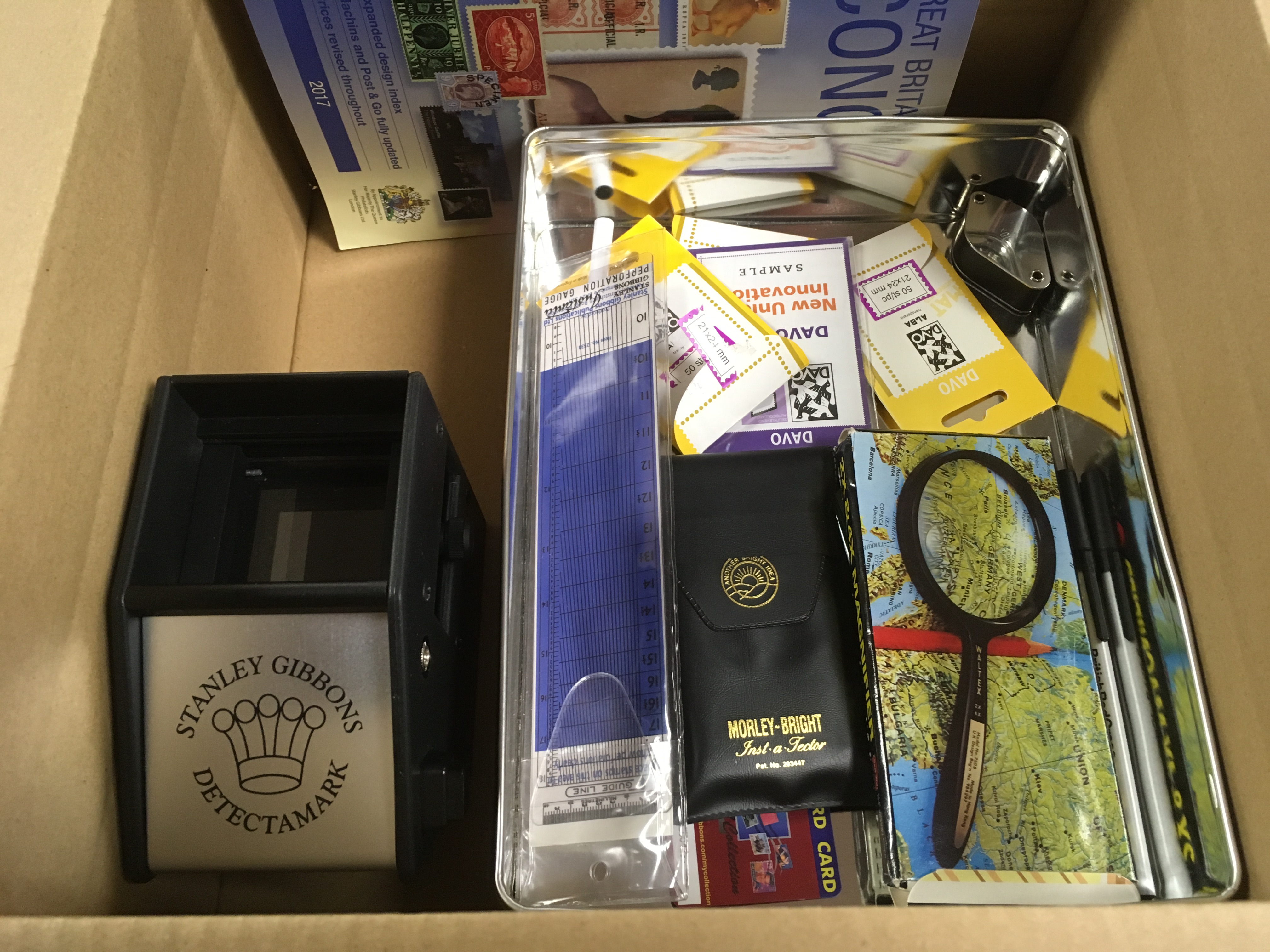 BOX OF ACCESSORIES INCLUDING SG 'DETECTA