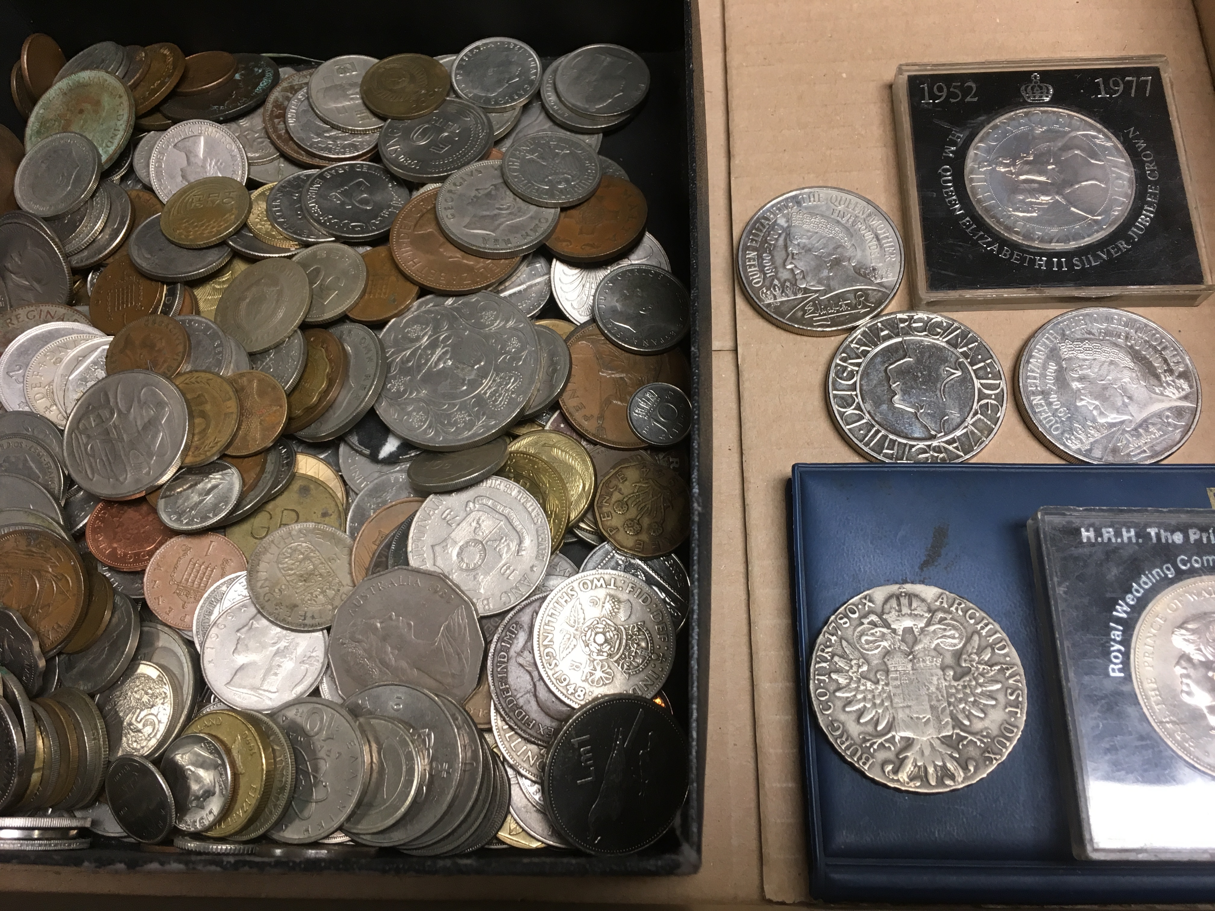 BOX OF OVERSEAS COINS, GB £5 CROWNS (5),