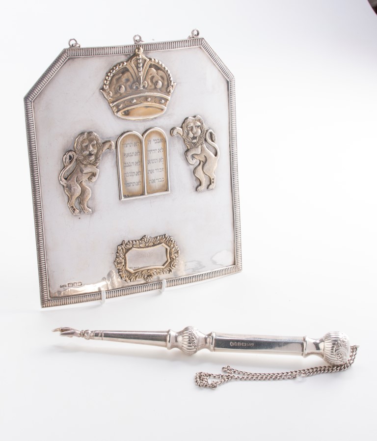 A silver Torah pointer and associated stand, the Torah pointer of traditional form with knopped