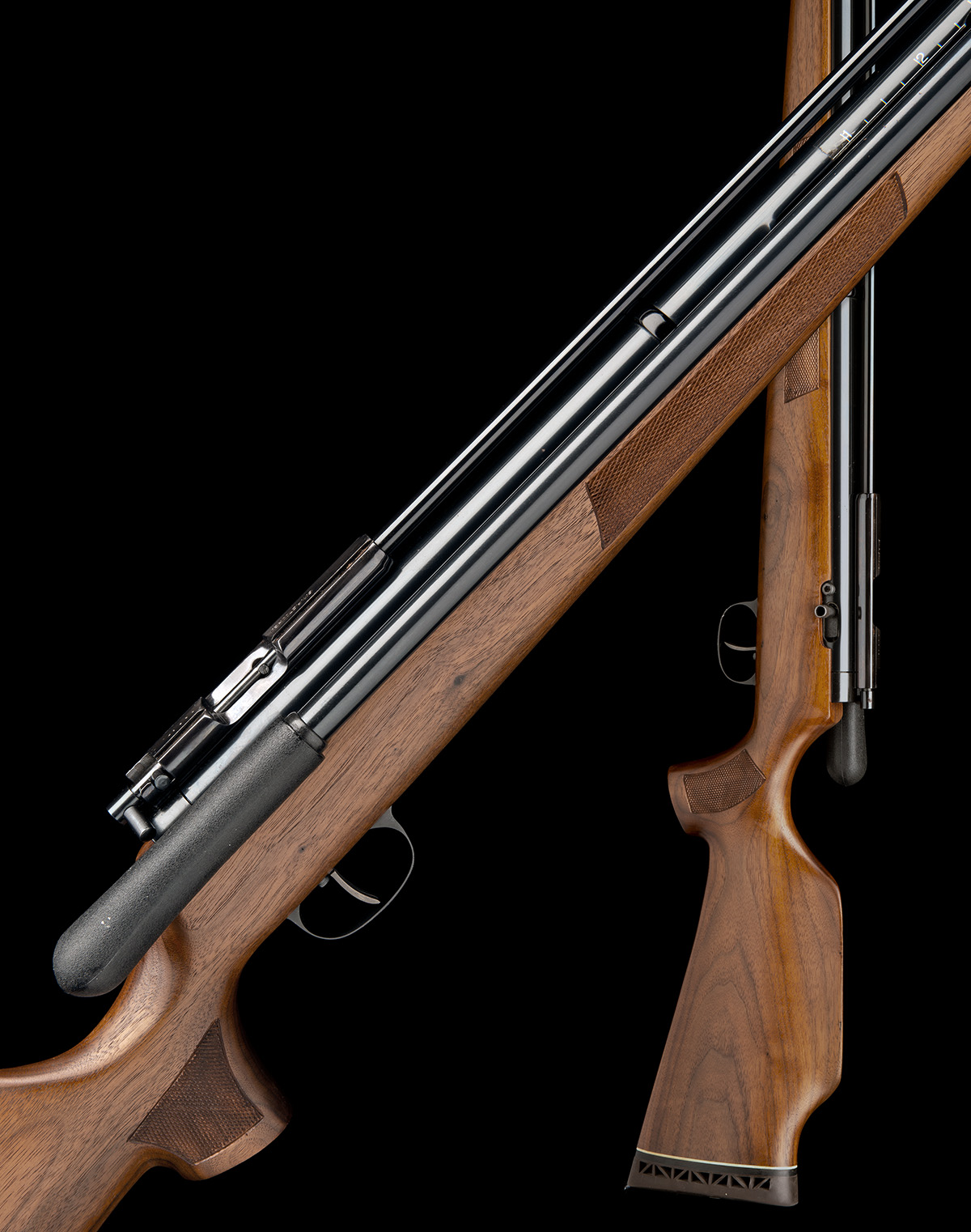 TITAN, ENGLAND A SCARCE LEFT-HANDED .177 SINGLE-STROKE PNEUMATIC AIR-RIFLE, MODEL 'MOHAWK', serial - Image 5 of 5