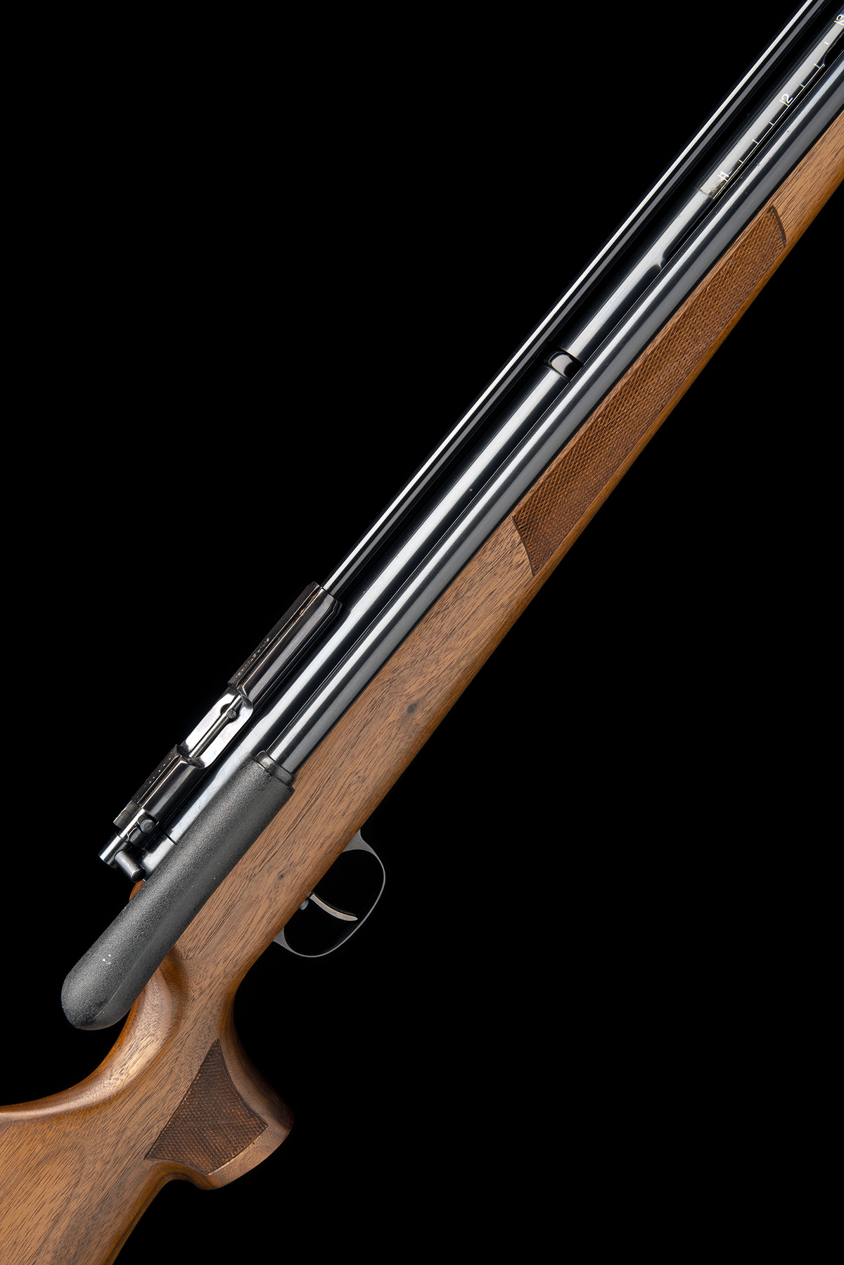 TITAN, ENGLAND A SCARCE LEFT-HANDED .177 SINGLE-STROKE PNEUMATIC AIR-RIFLE, MODEL 'MOHAWK', serial